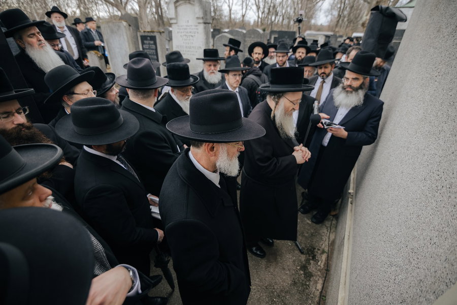 האדמו"ר מביאלה בתפילה בקברי צדיקים בחו"ל בשנות קדם
