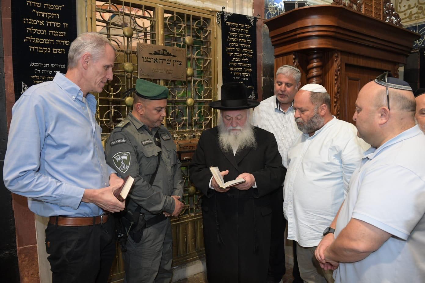 השר גולדקנופף במערת המכפלה