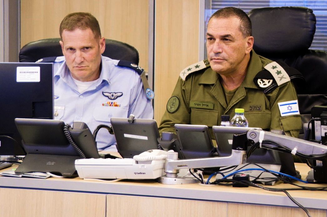 הרמטכ"ל רב-אלוף אייל זמיר, ומפקד חיל האוויר, אלוף תומר בר, בבור חיל האוויר בקריה במהלך תקיפות צה״ל בתימן