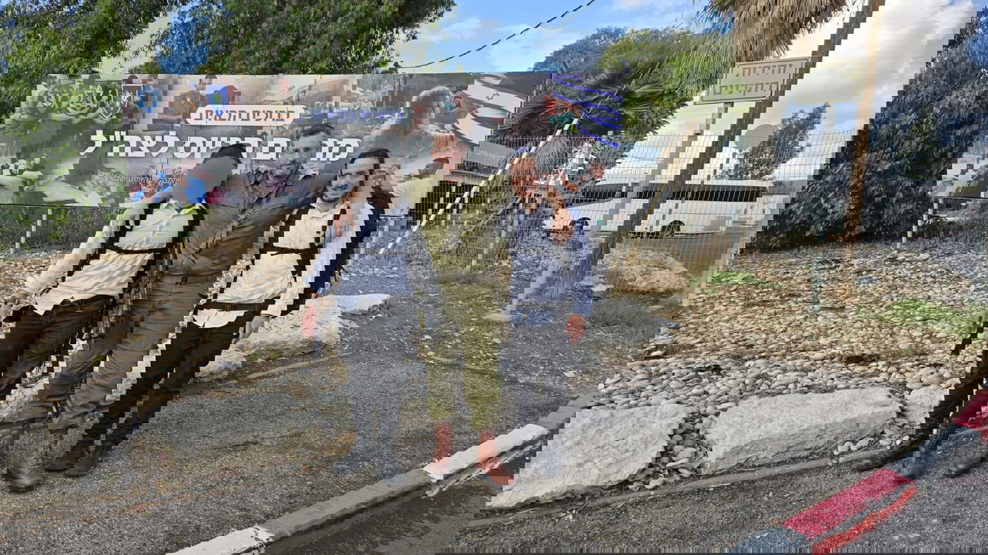 שמילי יקטר בכניסה לבסיס עם רס"ן מולי בוימל שליווה אותו בתהליך