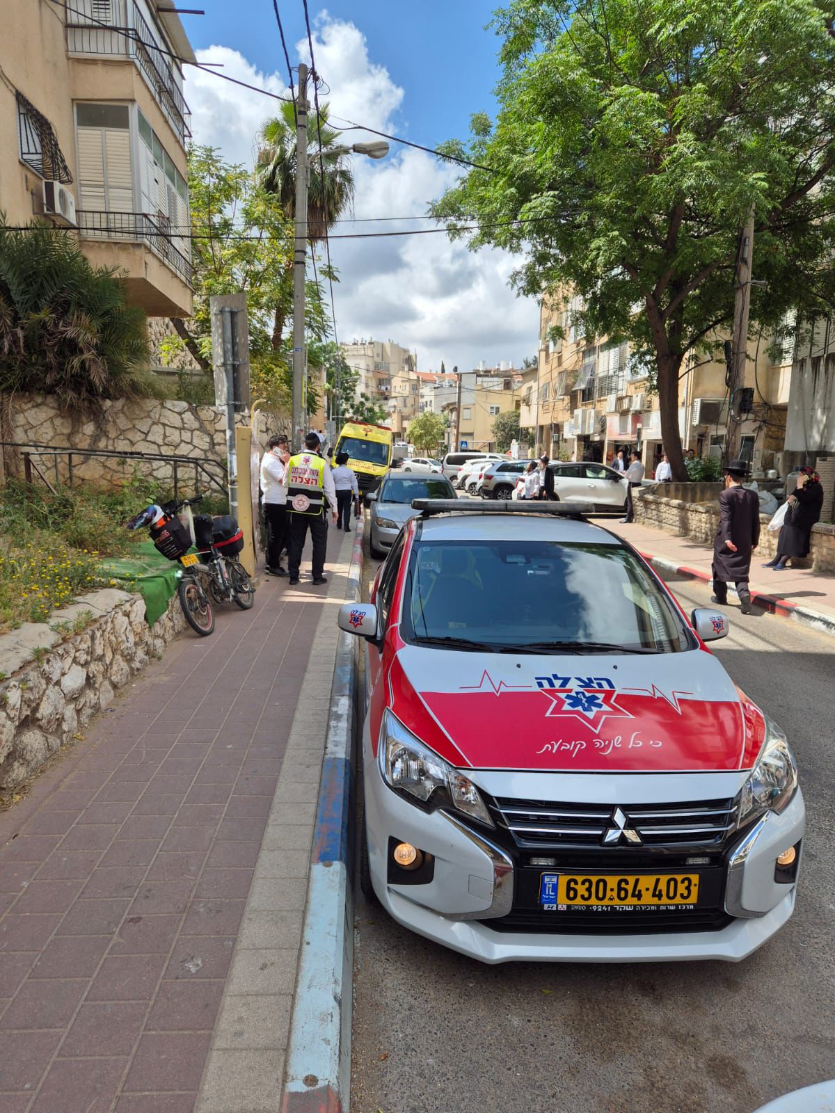 ניידת הצלה ליד ביתו