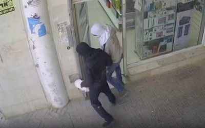 מבחינים בשוטרת ונמלטים