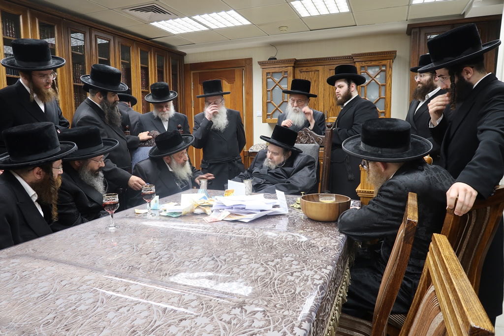 האדמו"ר מדעעש בביקור אצל האדמו"ר מבעלזא