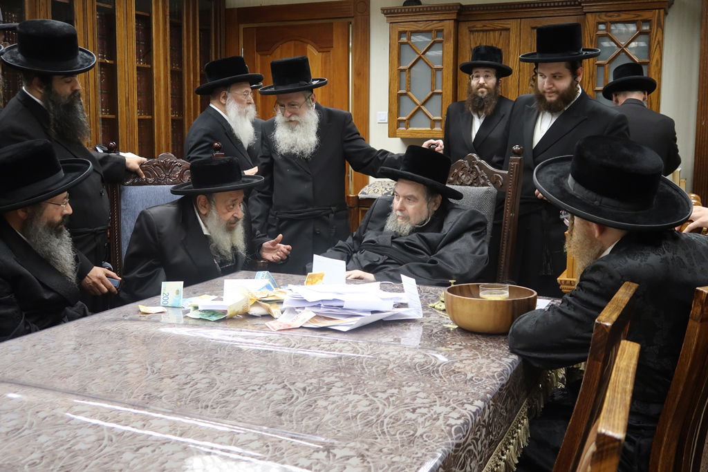 האדמו"ר מדעעש בביקור אצל האדמו"ר מבעלזא