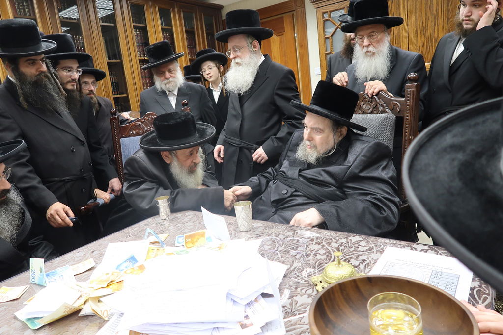 האדמו"ר מדעעש בביקור אצל האדמו"ר מבעלזא