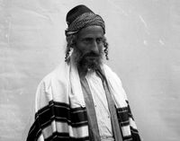 יהודי תימני בירושלים, סוף המאה ה-19. בפאותיו הארוכות המכונות "סימנים"