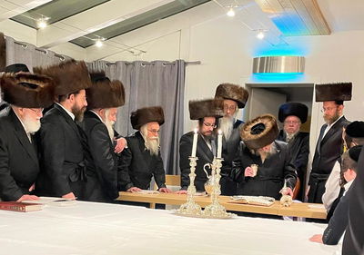 האדמו"ר מטשערנוביל בשב"ק בדאבוס שבשווייץ