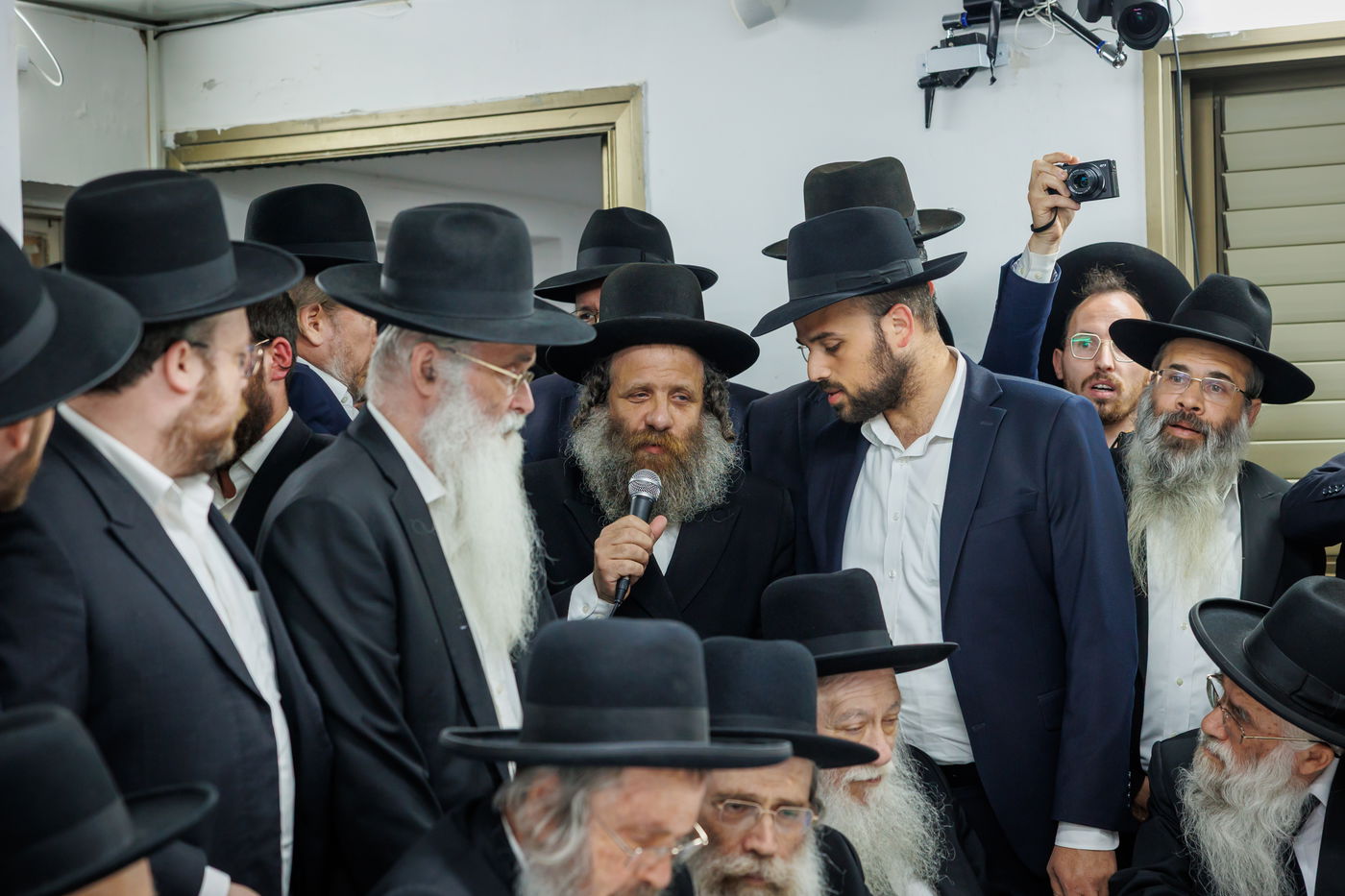 "שאו נא תפילה בעדי" | צפו בדברי המנהיג הליטאי בכנס החירום במעונו