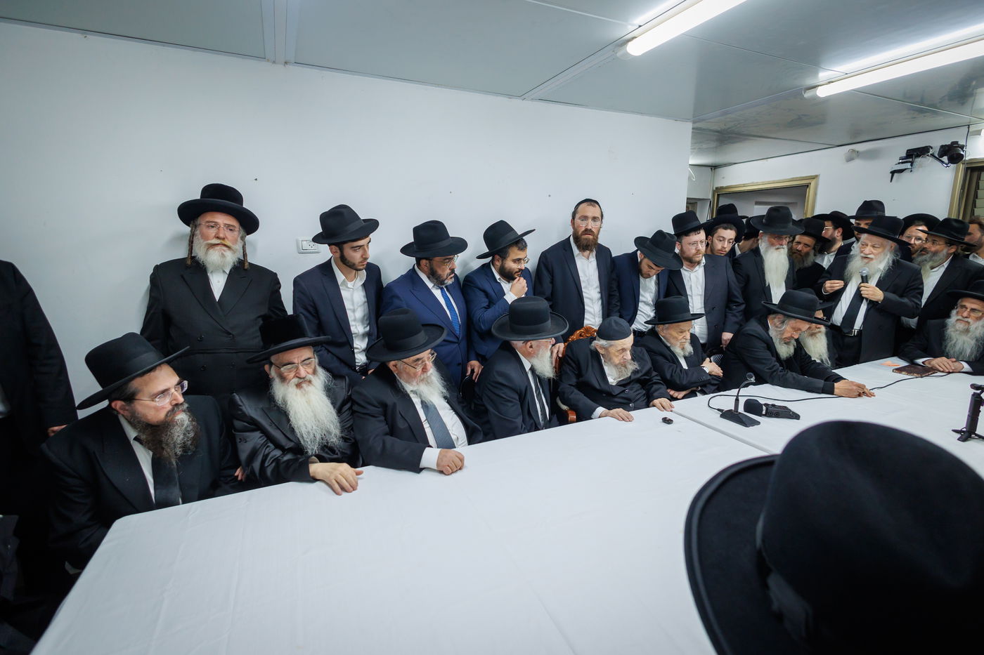 "שאו נא תפילה בעדי" | צפו בדברי המנהיג הליטאי בכנס החירום במעונו