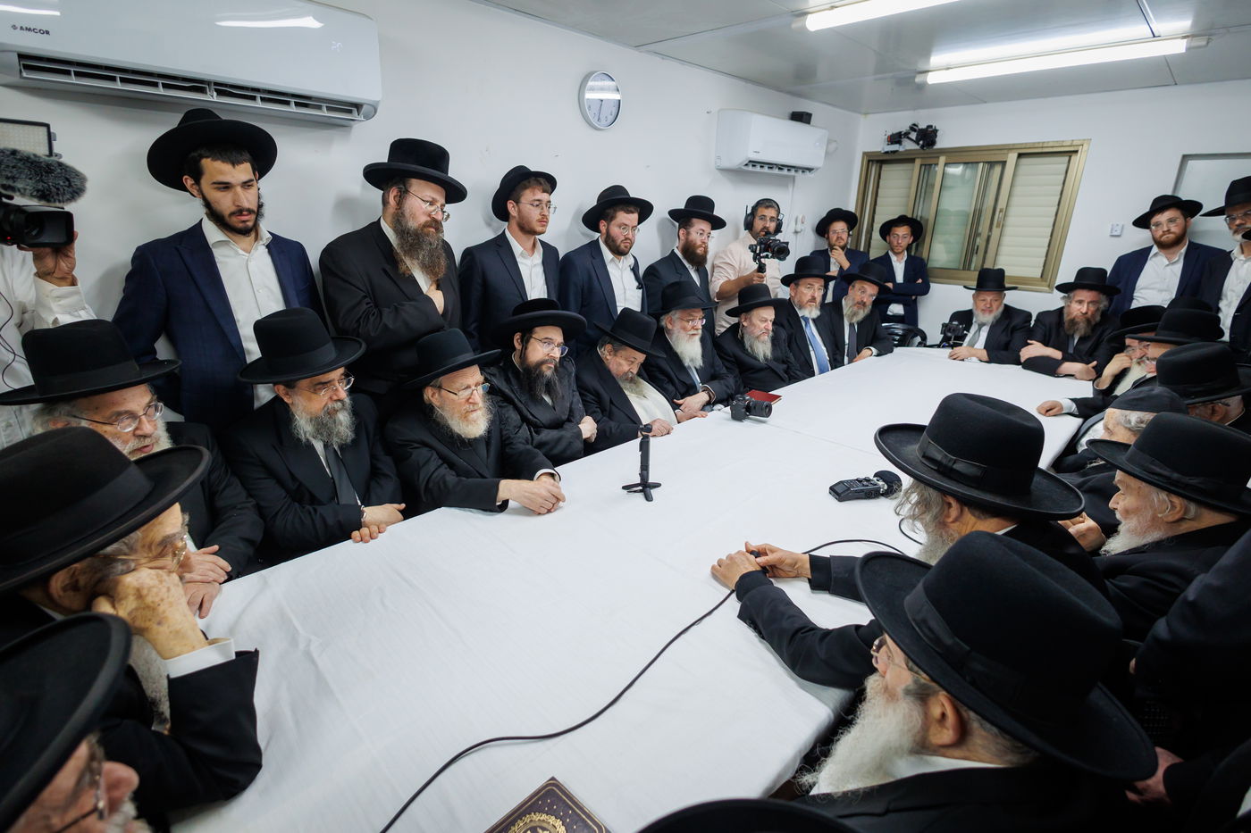 "שאו נא תפילה בעדי" | צפו בדברי המנהיג הליטאי בכנס החירום במעונו