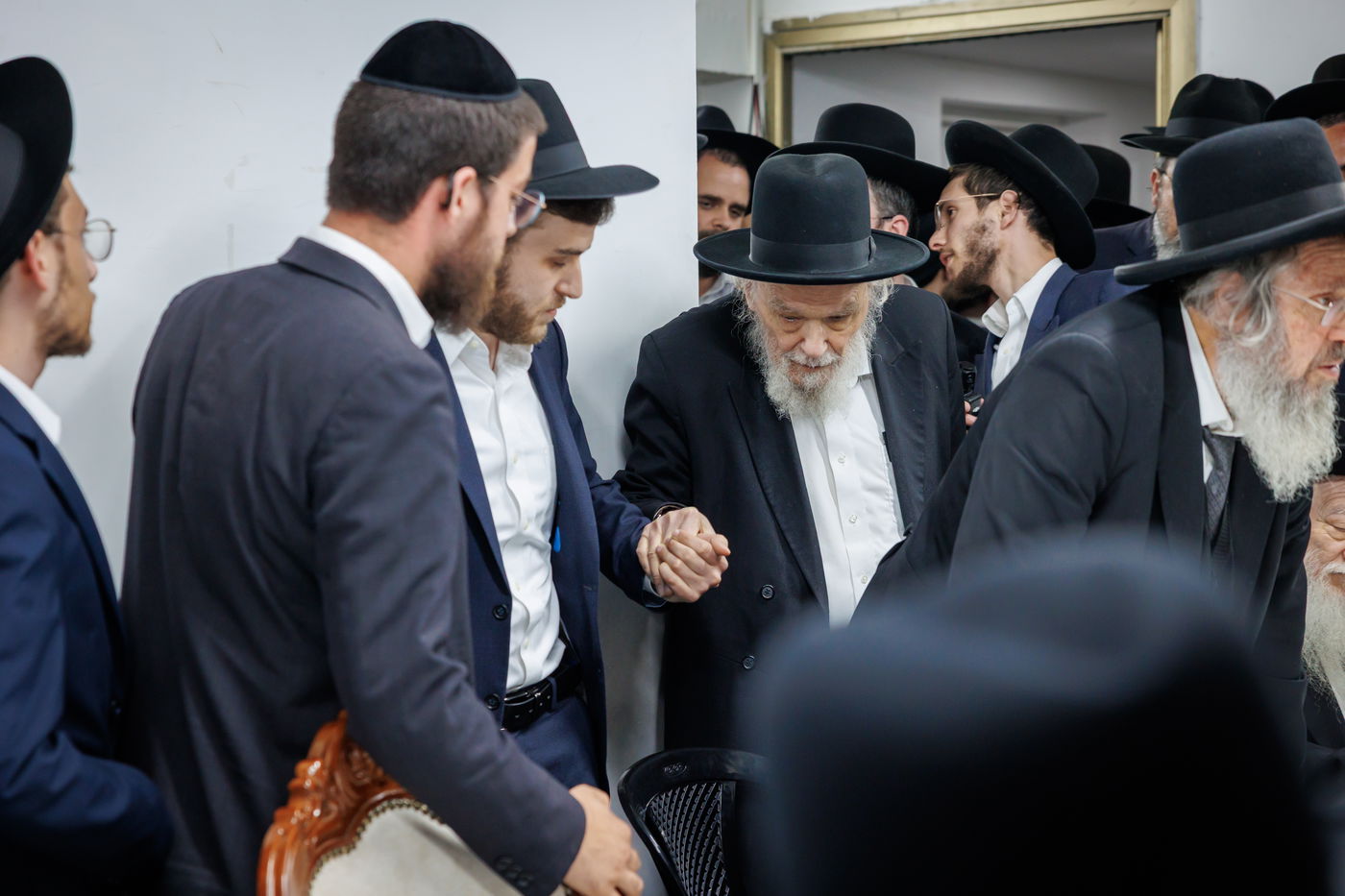 "שאו נא תפילה בעדי" | צפו בדברי המנהיג הליטאי בכנס החירום במעונו