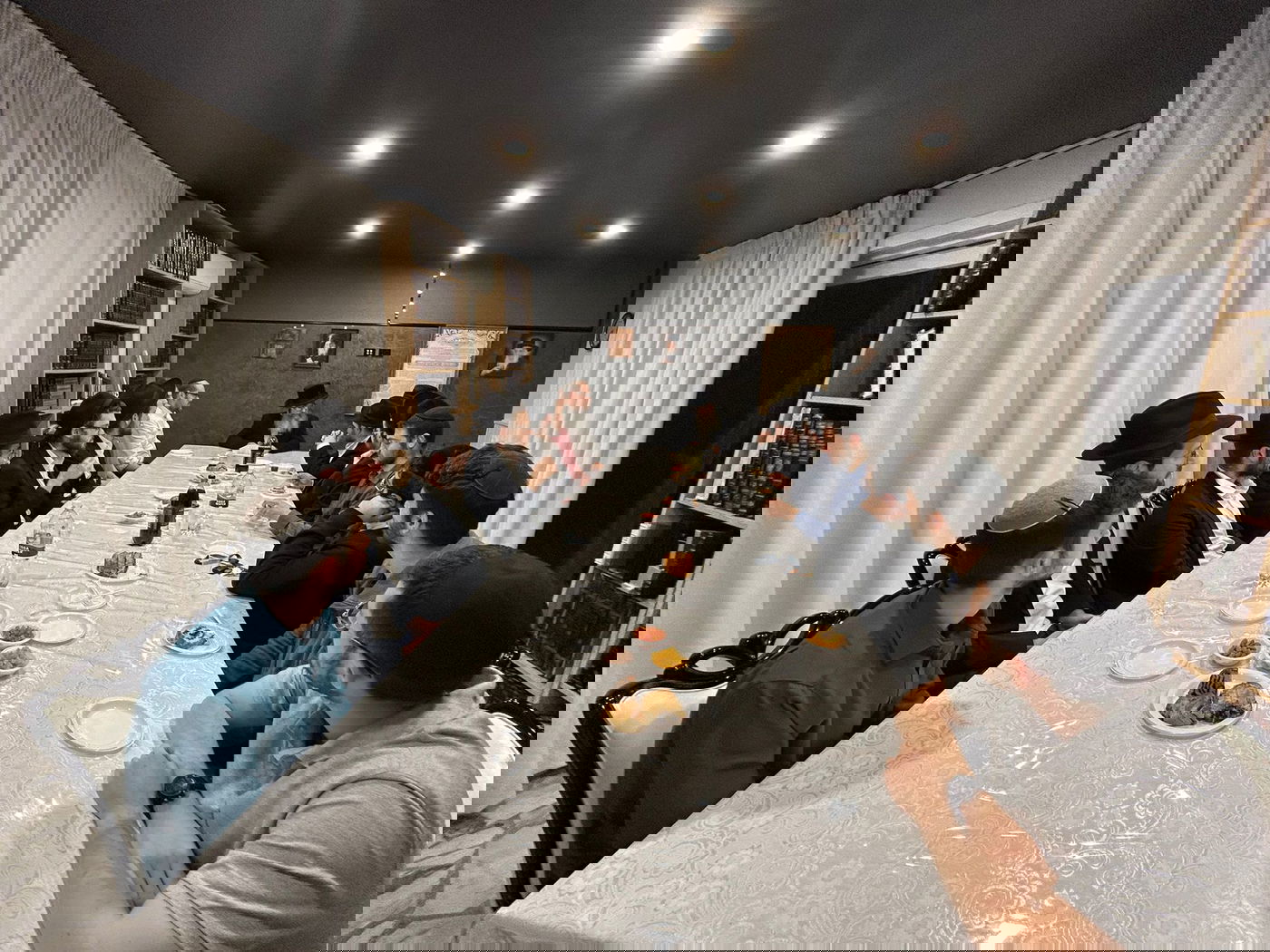 הגה"צ רבי שלמה קאהן גאב"ד מלברון, במסירת שיעור בביתו