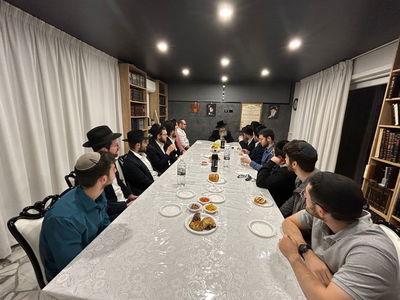 הגה"צ רבי שלמה קאהן גאב"ד מלברון, במסירת שיעור בביתו