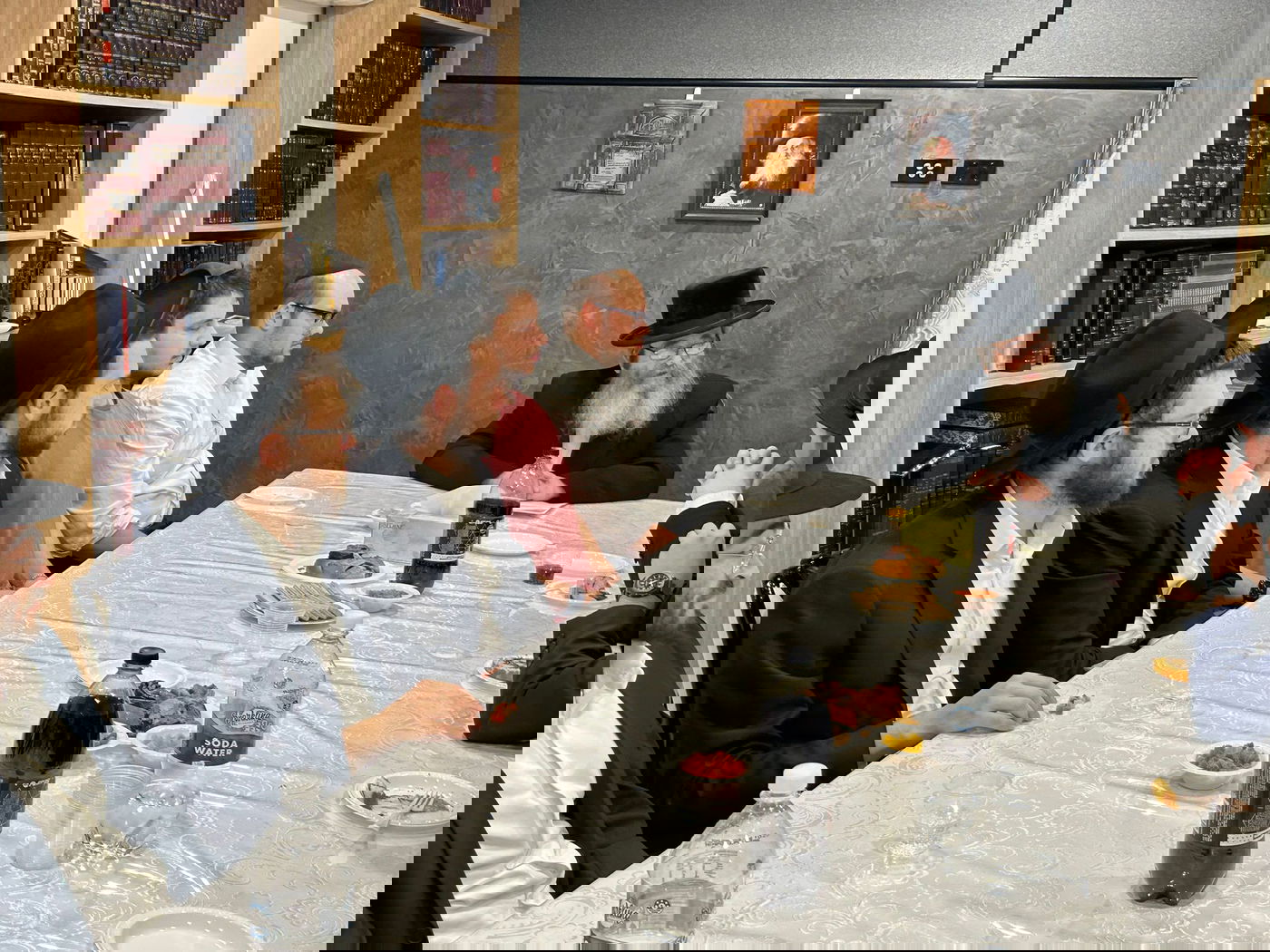 הגה"צ רבי שלמה קאהן גאב"ד מלברון, במסירת שיעור בביתו