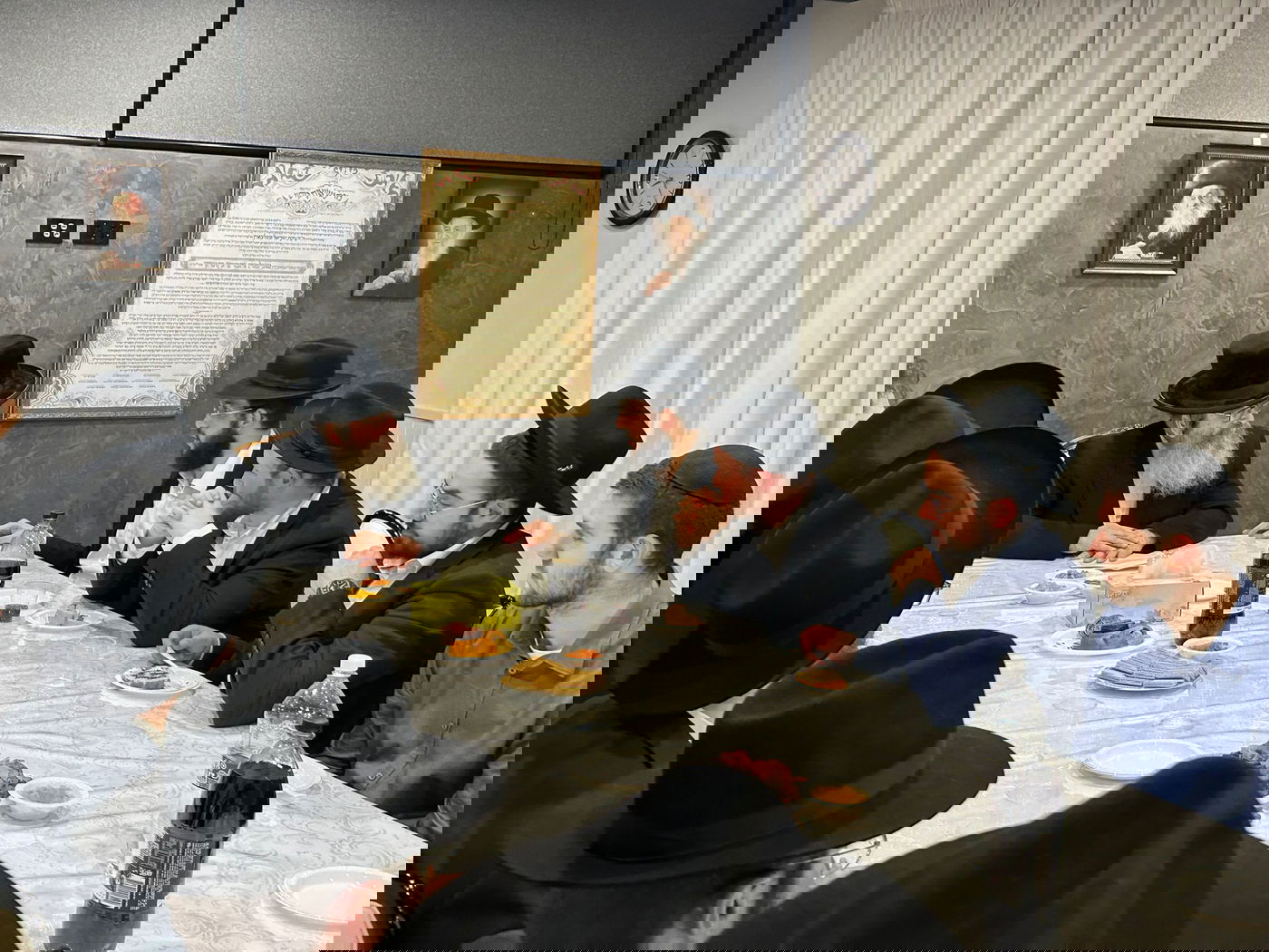 הגה"צ רבי שלמה קאהן גאב"ד מלברון, במסירת שיעור בביתו