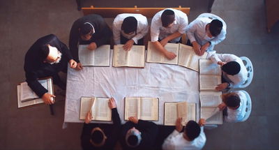 סביבת הלימודים שמורה וזוכה למעטפת תורנית ורוחנית בליווי צמוד של מורי הוראה