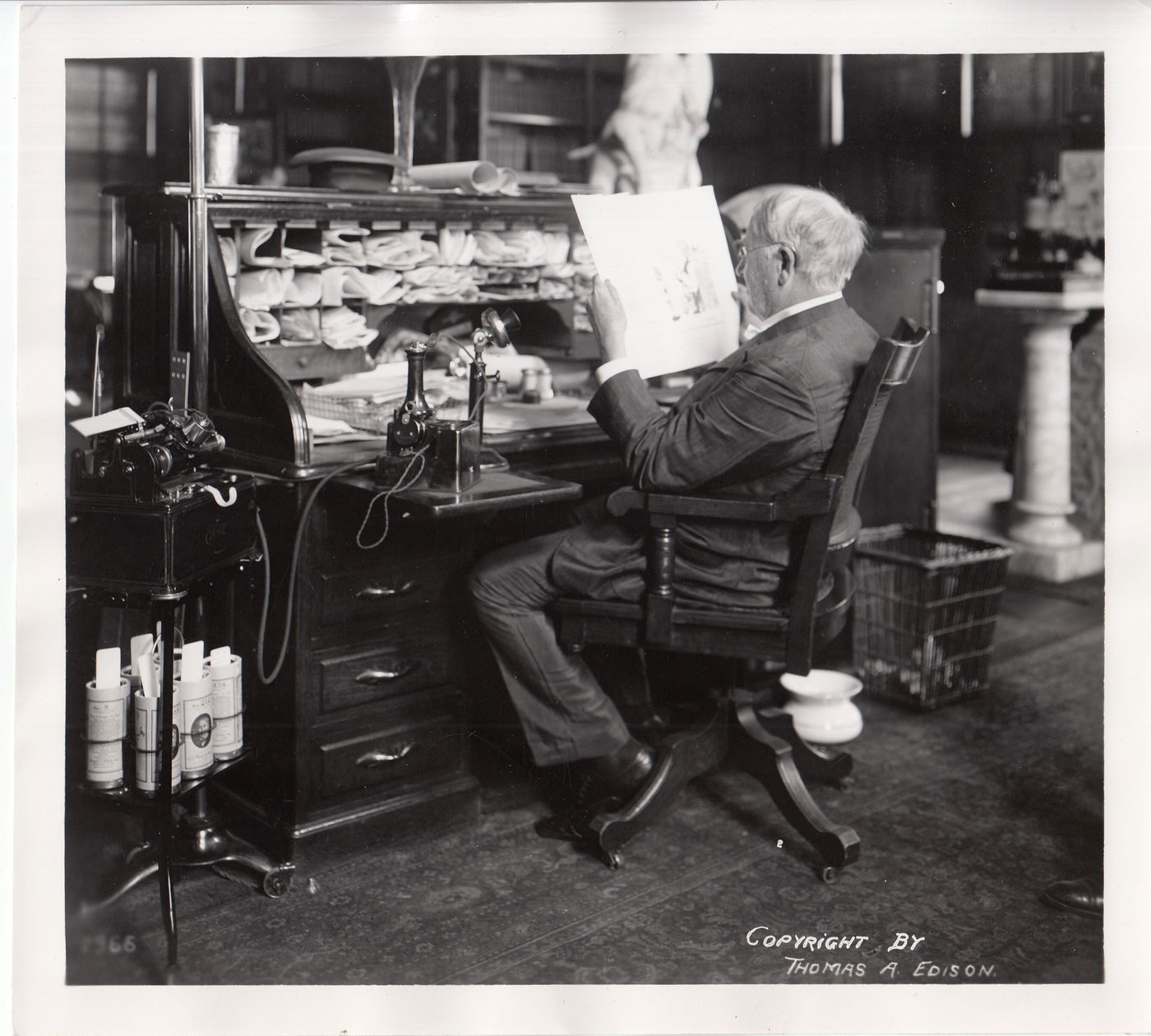 תומאס אדיסון לצד שולחן העבודה שלו