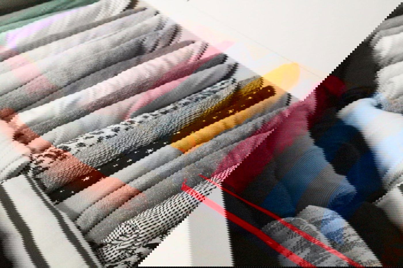 מגרת בגדים מסודרת בשיטת הקיפול המשולש של מארי קונדו