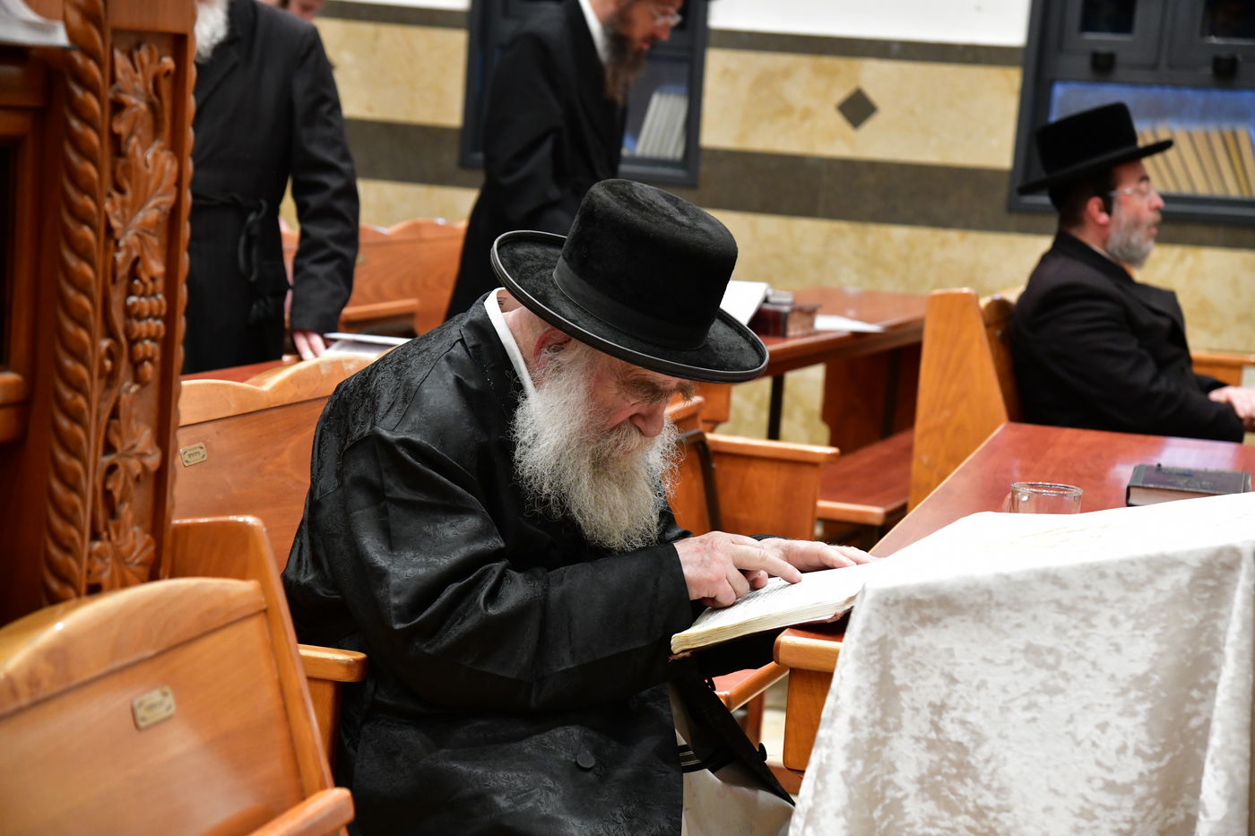 גאב"ד מאקווא בתפילת מעריב וספירת העומר בבית מדרשו באשדוד