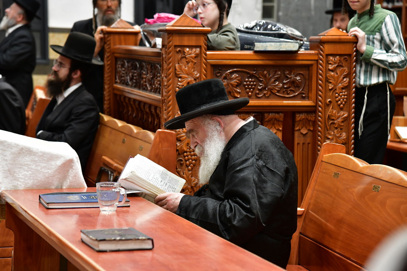 גאב"ד מאקווא בתפילת מעריב וספירת העומר בבית מדרשו באשדוד