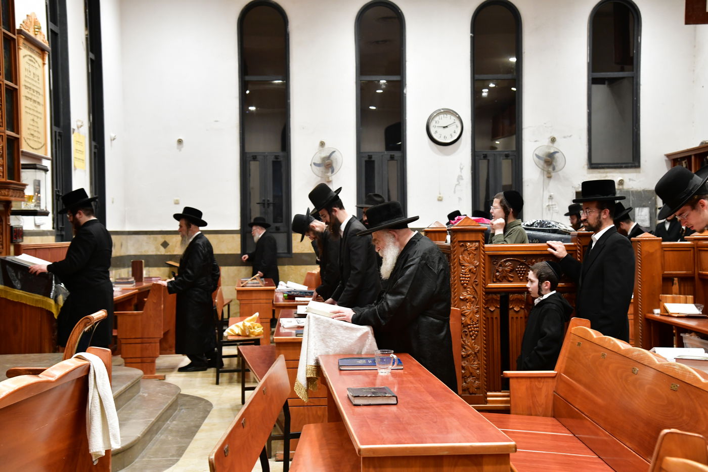 גאב"ד מאקווא בתפילת מעריב וספירת העומר בבית מדרשו באשדוד