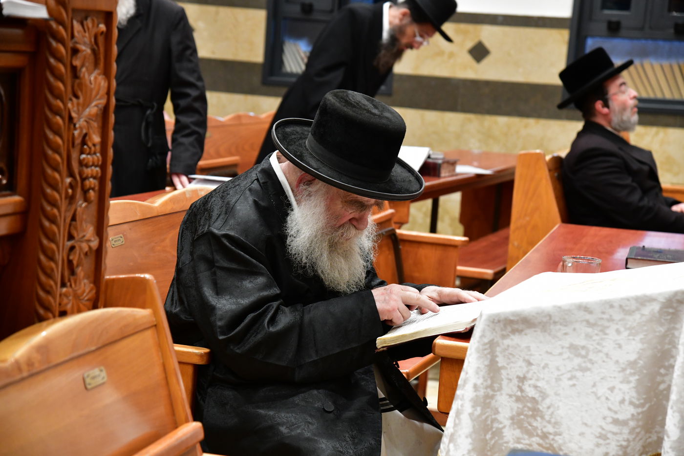 גאב"ד מאקווא בתפילת מעריב וספירת העומר בבית מדרשו באשדוד