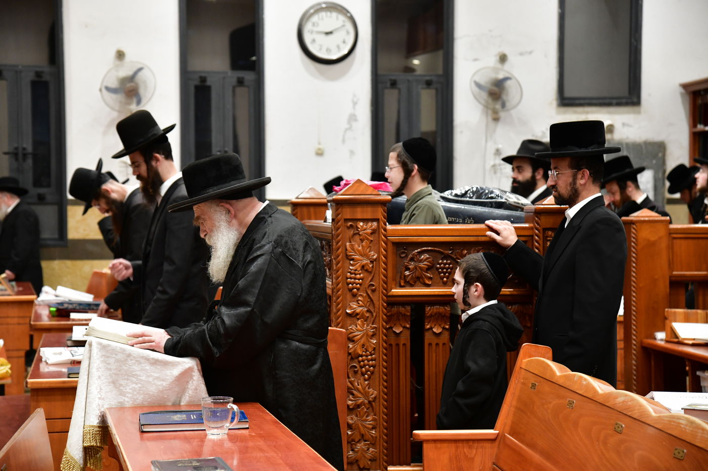 גאב"ד מאקווא בתפילת מעריב וספירת העומר בבית מדרשו באשדוד