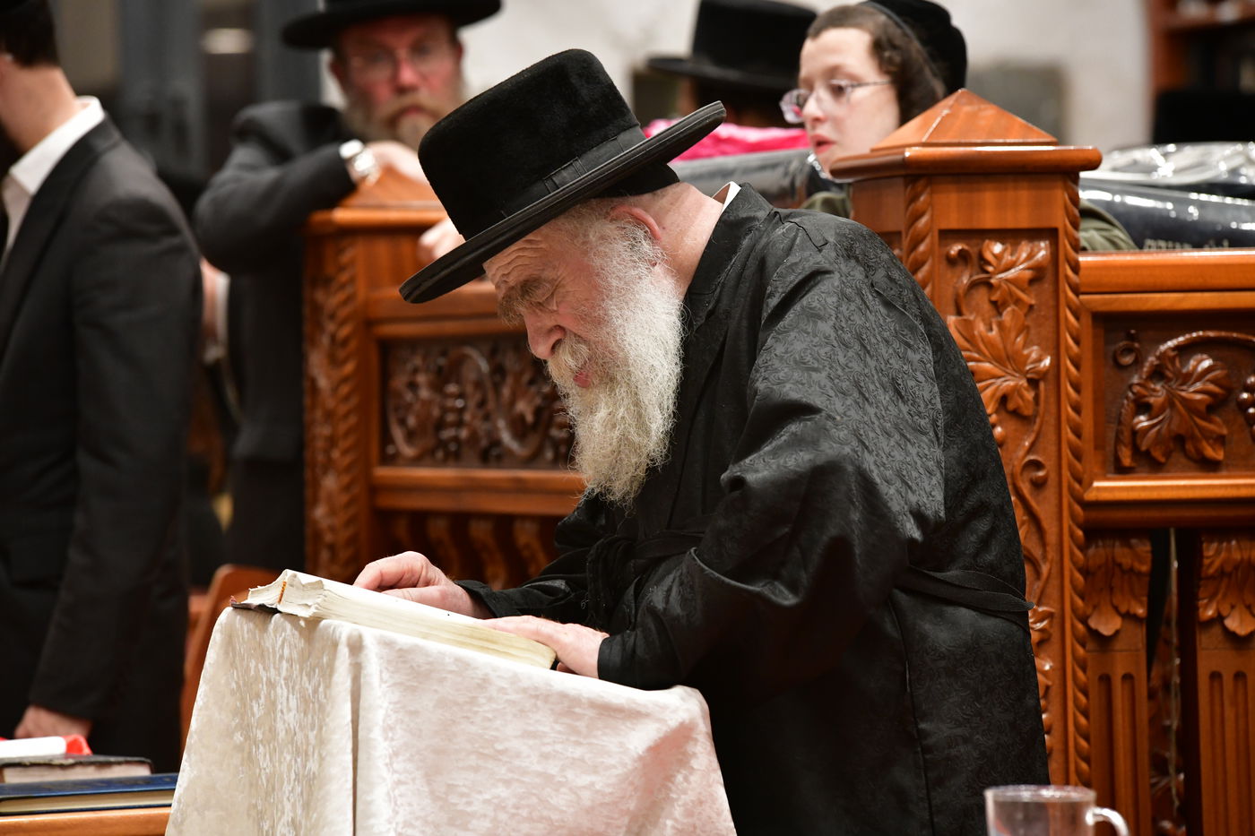 גאב"ד מאקווא בתפילת מעריב וספירת העומר בבית מדרשו באשדוד