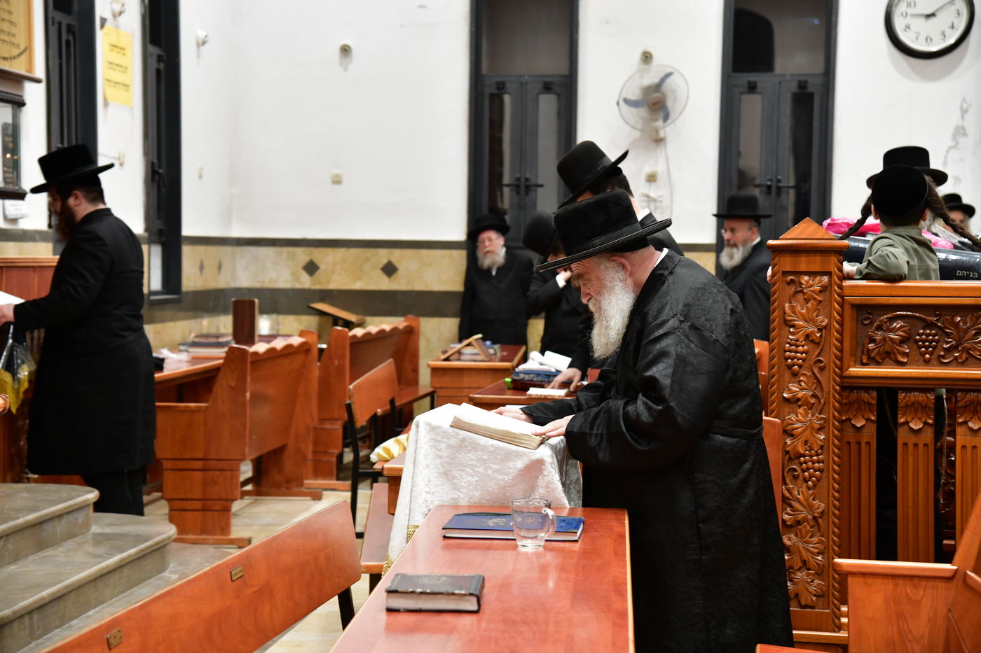 גאב"ד מאקווא בתפילת מעריב וספירת העומר בבית מדרשו באשדוד