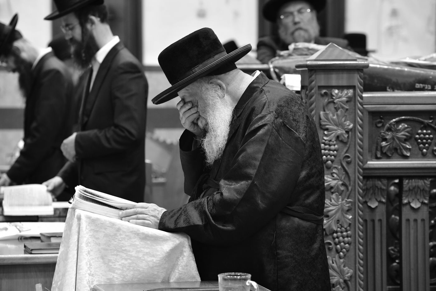 גאב"ד מאקווא בתפילת מעריב וספירת העומר בבית מדרשו באשדוד