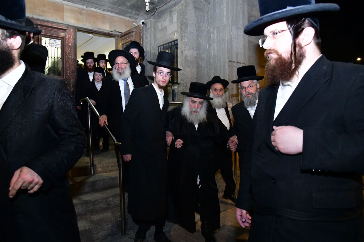 גאב"ד מאקווא בתפילת מעריב וספירת העומר בבית מדרשו באשדוד