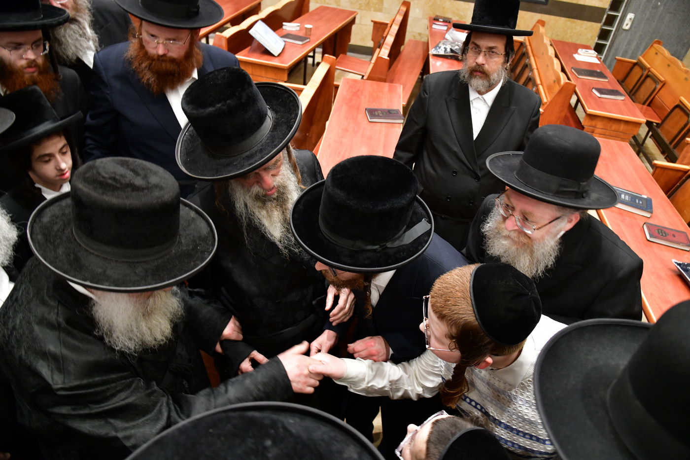 גאב"ד מאקווא בתפילת מעריב וספירת העומר בבית מדרשו באשדוד