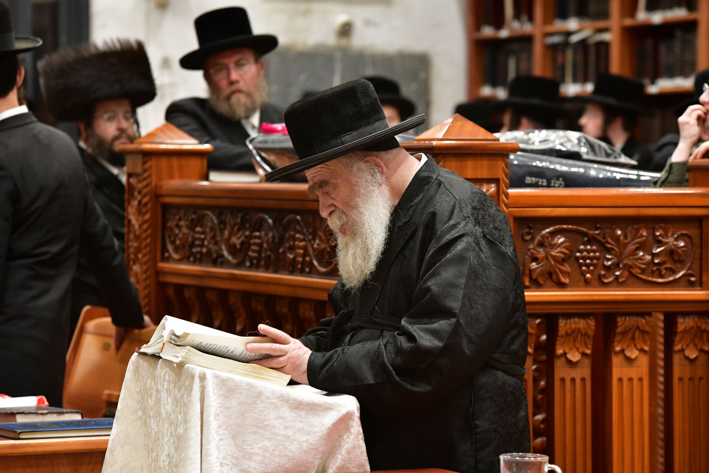 גאב"ד מאקווא בתפילת מעריב וספירת העומר בבית מדרשו באשדוד