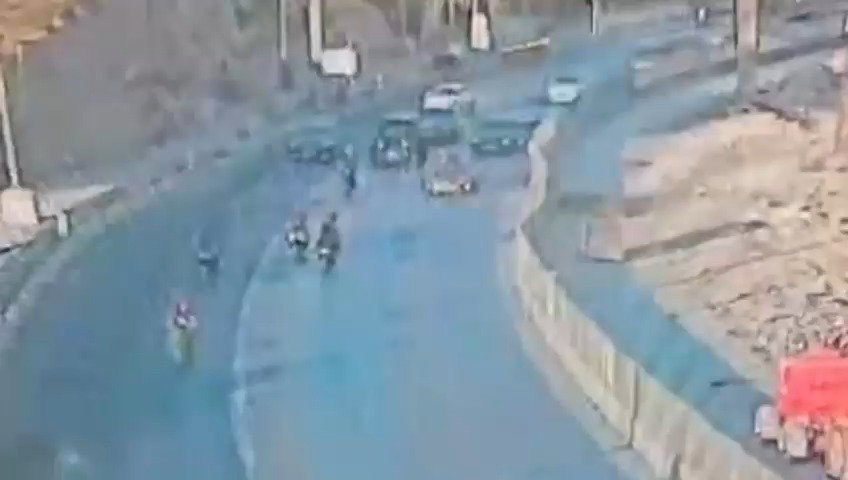 השיירה לפני ואחרי שנעצרה על ידי השוטרים