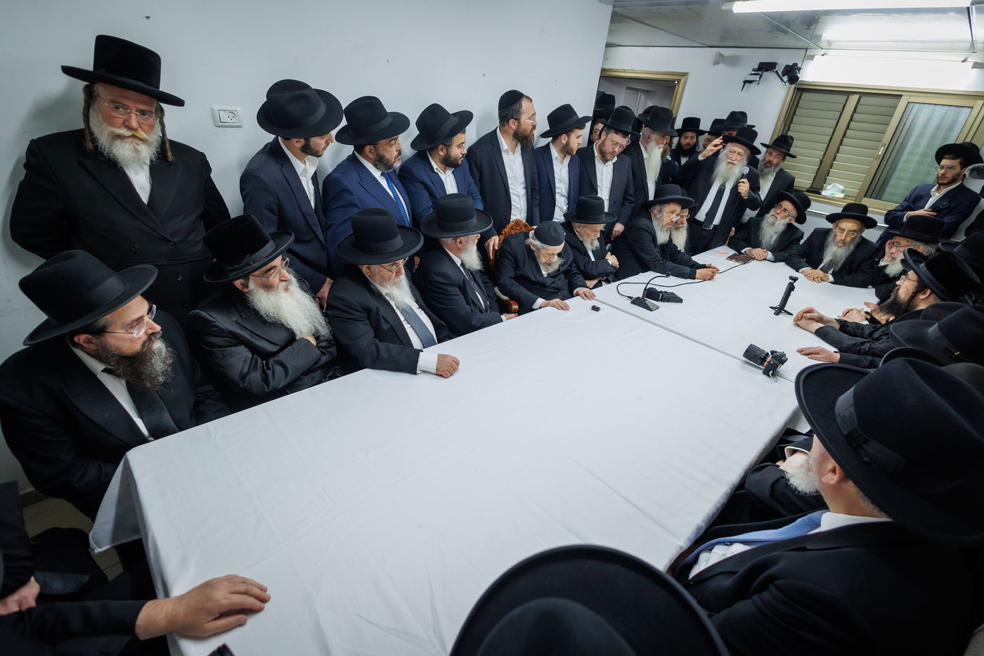 "שאו נא תפילה בעדי" | צפו בדברי המנהיג הליטאי בכנס החירום במעונו