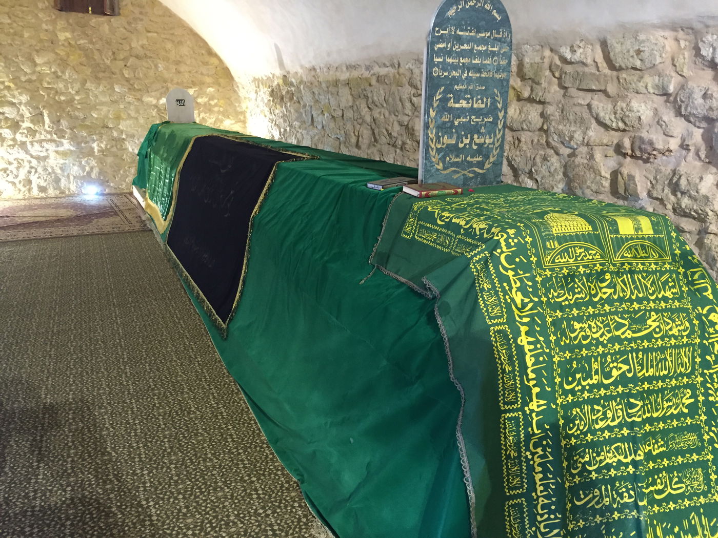 המצבה באורך שישה מטרים שהוצבה מעל קברו לכאורה של יהושע