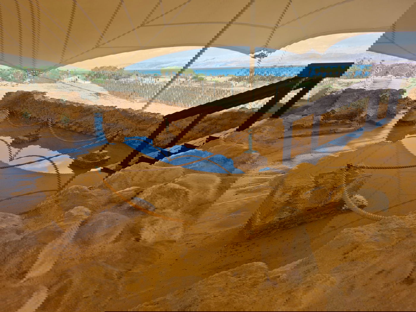 נזקים לאחר השיטפון בבית הכנסת העתיק בגן הלאומי עין גדי