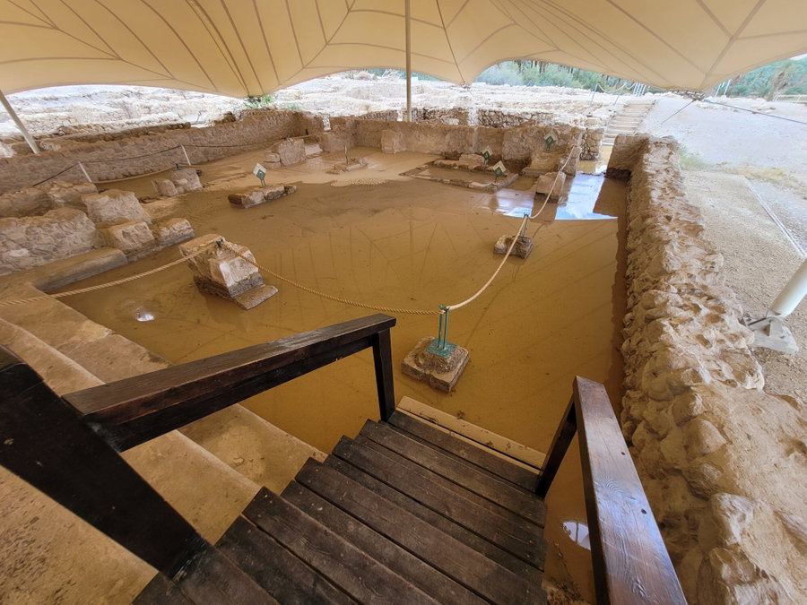 נזקים לאחר השיטפון בבית הכנסת העתיק בגן הלאומי עין גדי