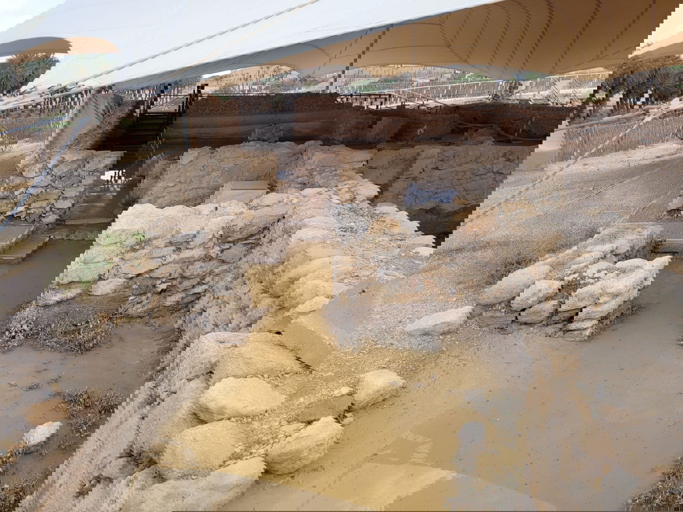 נזקים לאחר השיטפון בבית הכנסת העתיק בגן הלאומי עין גדי