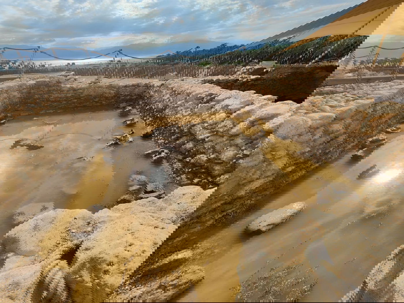 נזקים לאחר השיטפון בבית הכנסת העתיק בגן הלאומי עין גדי