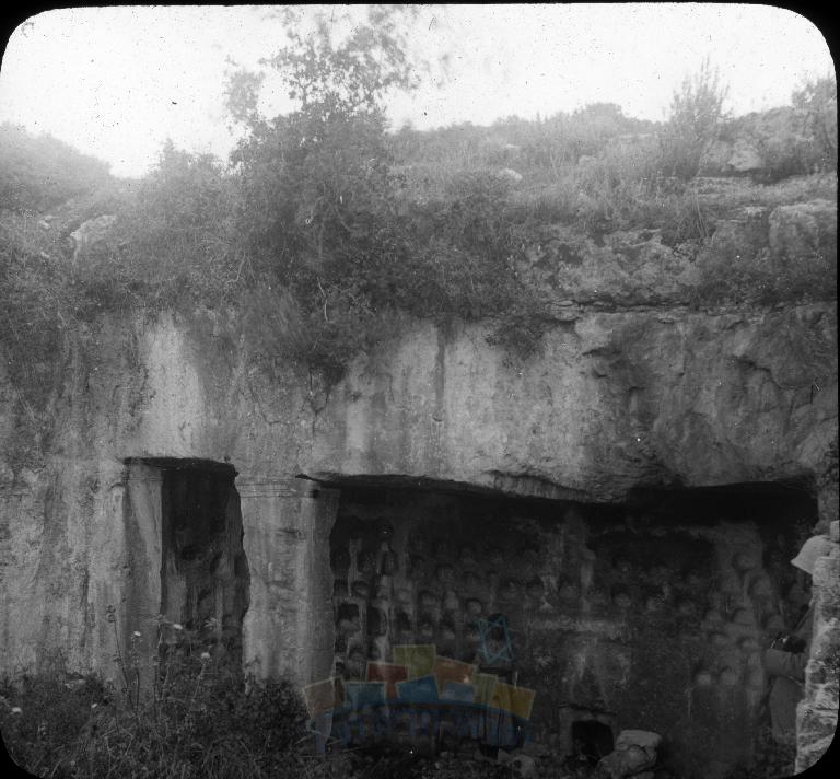 מערת קולומבריום חצובה בסלע באזור קבר יהושע בן נון בחרבת תיבנה