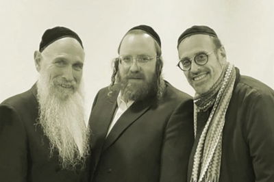 חזקי וייס (באמצע) עם מרדכי בן דוד (משמאל) ויידל ורדיגר (מימין)