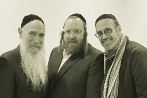 חזקי וייס (באמצע) עם מרדכי בן דוד (משמאל) ויידל ורדיגר (מימין)