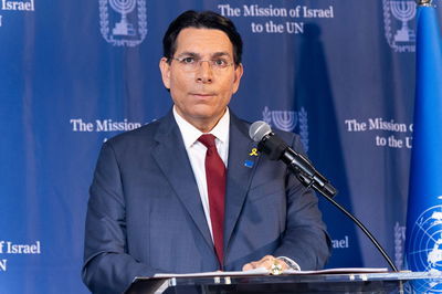 השגריר דני דנון, הלילה