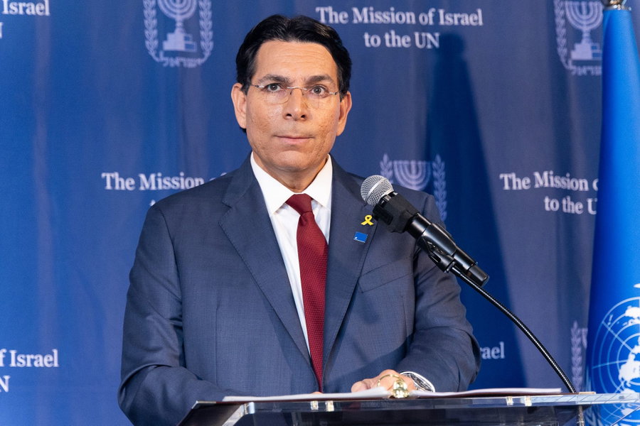 השגריר דני דנון, הלילה