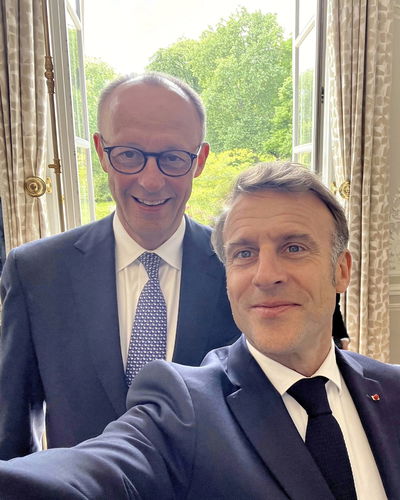 מקרון ומרץ ב'סלפי', היום