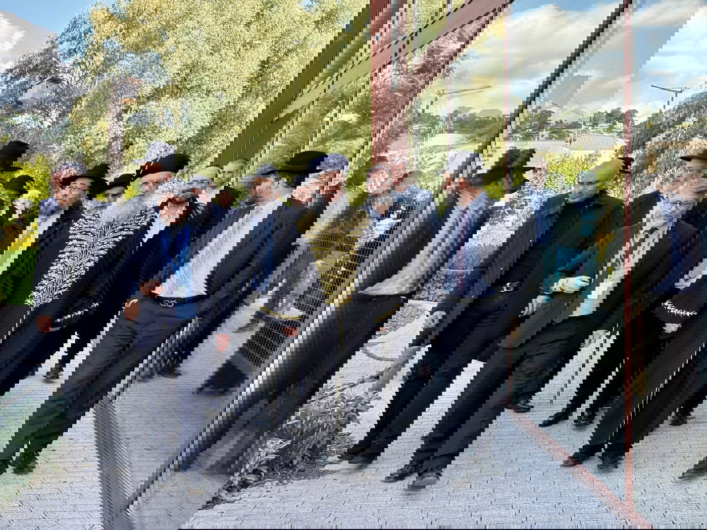 הראשל"צ ביצאתו מכנס הרבנים לצידו הרב חיים קורסייה רבה של צרפת 