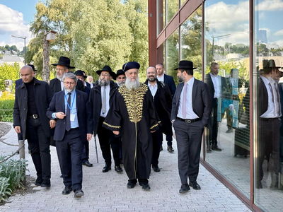 הראשל"צ ביצאתו מכנס הרבנים לצידו הרב חיים קורסייה רבה של צרפת 