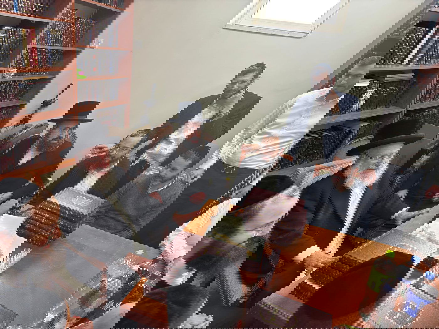 הגר"א וייס במעמד 'לחיים' לרגל הוצאת ספרו מנחת אשר חלק ל"ה