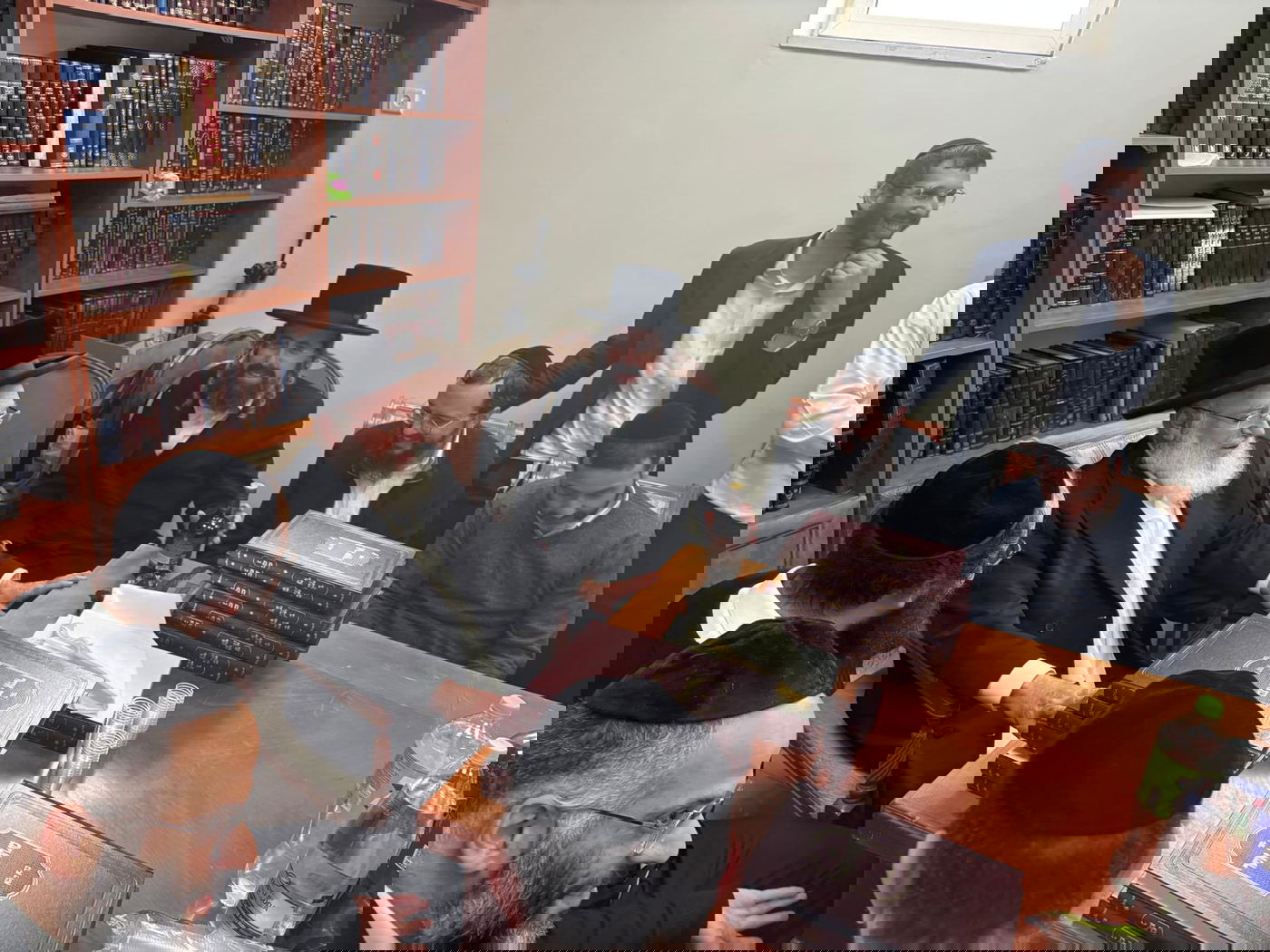 הגר"א וייס במעמד 'לחיים' לרגל הוצאת ספרו מנחת אשר חלק ל"ה